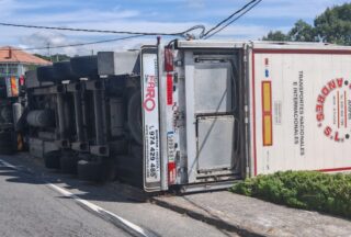 Cortada a estrada de Tixos tras envorcar un camión con porcos