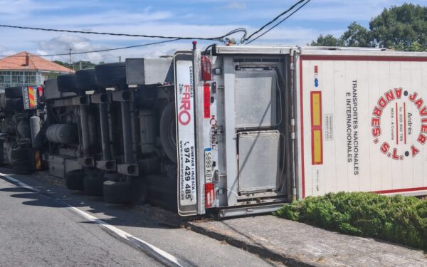 Cortada a estrada de Tixos tras envorcar un camión con porcos