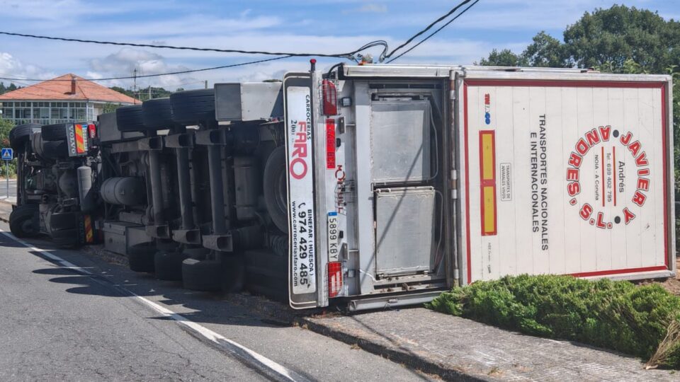 Cortada a estrada de Tixos tras envorcar un camión con porcos