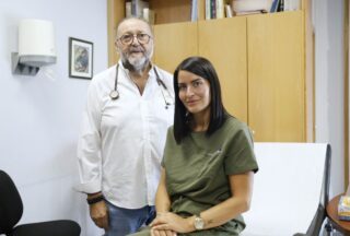 Un médico veterano e a súa filla comparten consulta en Celanova