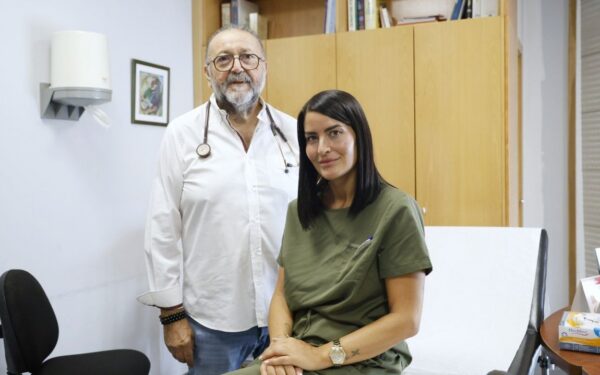 Un médico veterano e a súa filla comparten consulta en Celanova