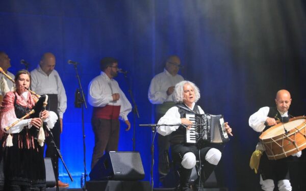 Treixadura pon a bailar a Piñeira de Arcos polas festas de Santa Mariña