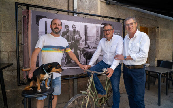 Xinzo de Limia revive a historia da bicicleta cunha exposición urbana