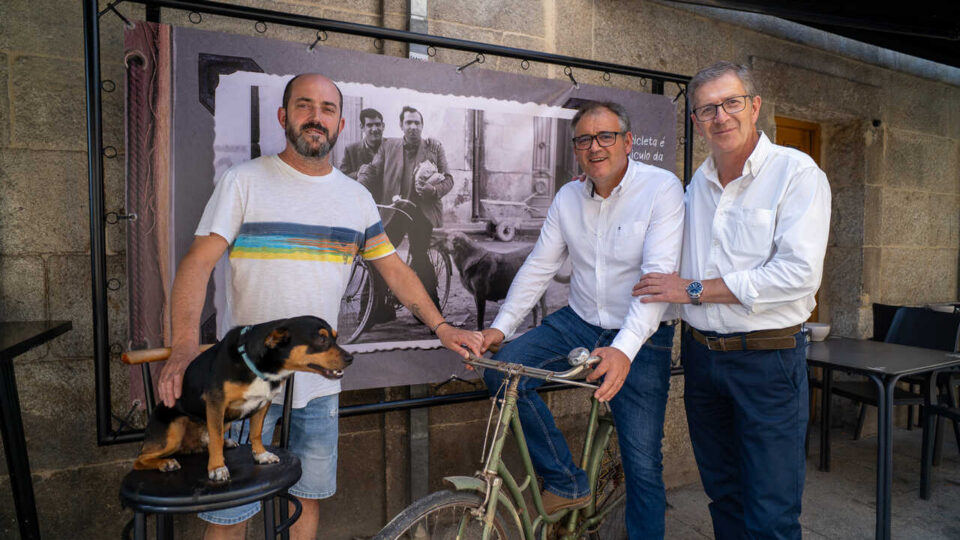 Xinzo de Limia revive a historia da bicicleta cunha exposición urbana