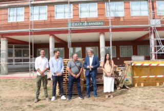 Comezan as obras para renovar o tellado do CEIP de Sandiás