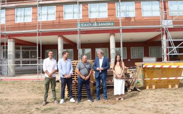 Comezan as obras para renovar o tellado do CEIP de Sandiás