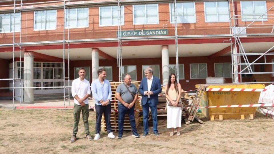 Comezan as obras para renovar o tellado do CEIP de Sandiás