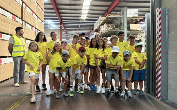 O campamento de verán de Vilar de Santos combina xogos e visitas a empresas locais