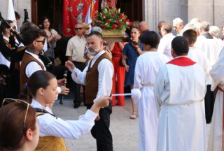 A procesión da patrona enche de música as rúas de Xinzo