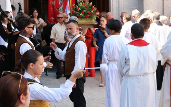 A procesión da patrona enche de música as rúas de Xinzo