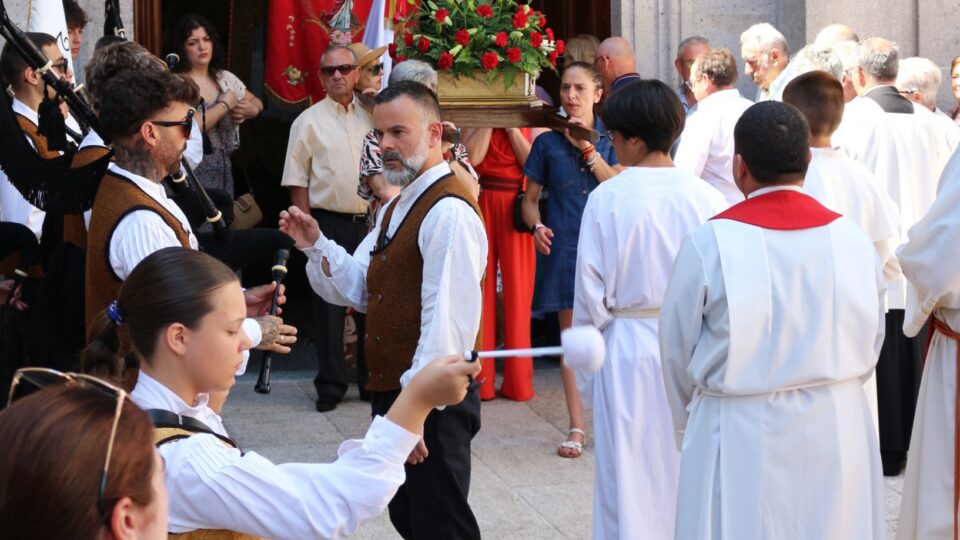 A procesión da patrona enche de música as rúas de Xinzo