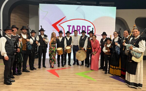 O grupo de música tradicional Tarde Piache, de Xinzo, actúa na TVG