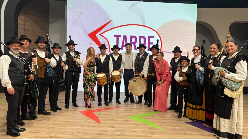 O grupo de música tradicional Tarde Piache, de Xinzo, actúa na TVG