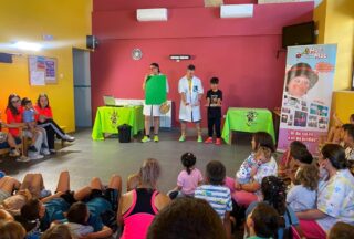 Teatro, maxia e sostibilidade en Sandiás: A rapazada aprende a coidar do planeta con “Xogando a reciclar”