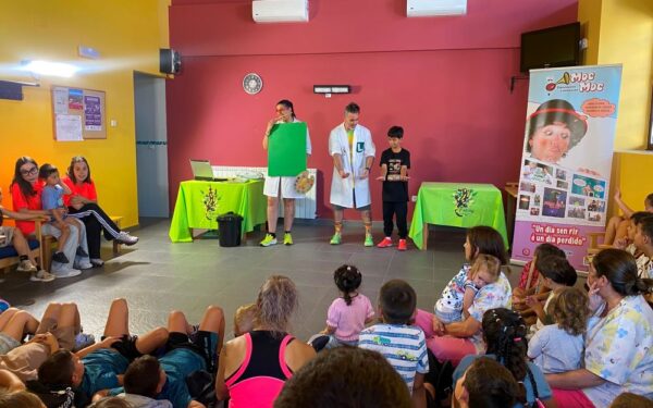 Teatro, maxia e sostibilidade en Sandiás: A rapazada aprende a coidar do planeta con “Xogando a reciclar”