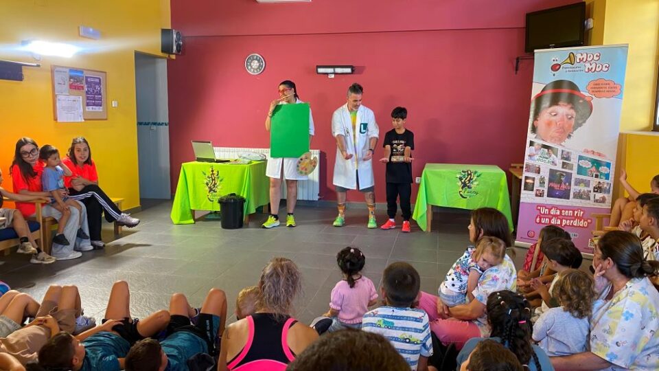 Teatro, maxia e sostibilidade en Sandiás: A rapazada aprende a coidar do planeta con “Xogando a reciclar”
