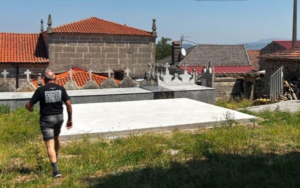 Veciños de Moreiras esixen cambiar de lugar o novo parque infantil de Xinzo