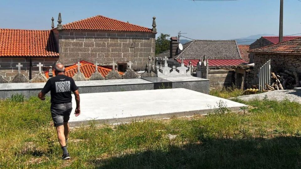 Veciños de Moreiras esixen cambiar de lugar o novo parque infantil de Xinzo