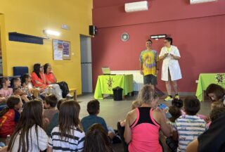 Os nenos do campamento de Sandiás aprenden a reciclar a través do teatro