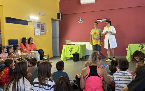 Os nenos do campamento de Sandiás aprenden a reciclar a través do teatro