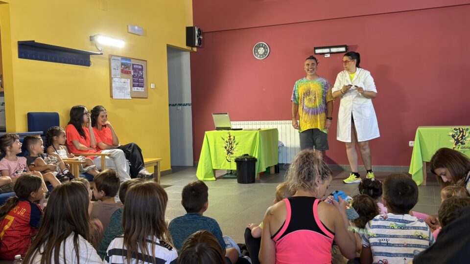 Os nenos do campamento de Sandiás aprenden a reciclar a través do teatro