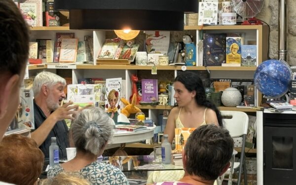 A autora de Xinzo Valeria G. Caneda presenta a súa novela 'Goma de Borrar'