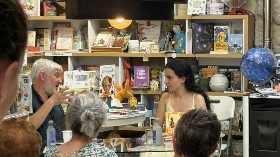 A autora de Xinzo Valeria G. Caneda presenta a súa novela 'Goma de Borrar'