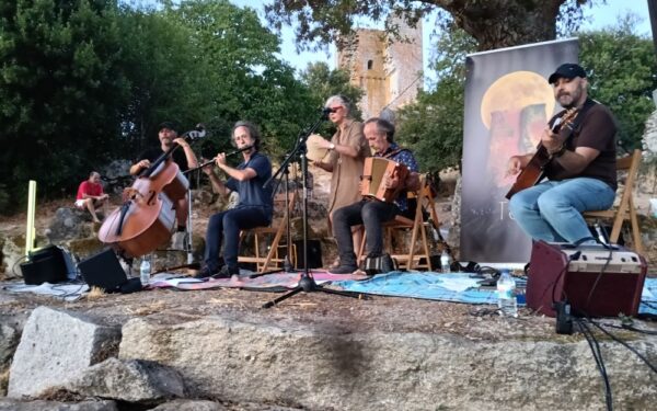 O grupo TOR presenta o seu disco «Zira» ante 200 persoas na Torre do Castro