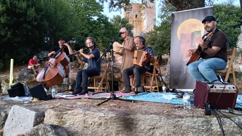 O grupo TOR presenta o seu disco «Zira» ante 200 persoas na Torre do Castro