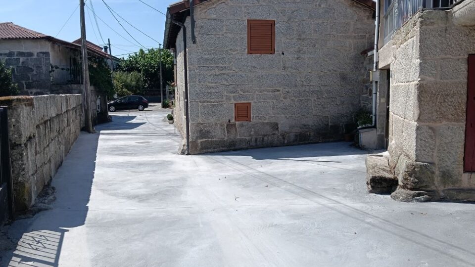 Acondicionamento de camiños e rúas na aldea das pegas, cardeita e Sandiás cun presuposto de preto de 49.000 euros