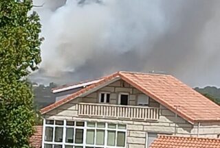 Un incendio forestal en Baltar queima xa máis de 20 hectáreas