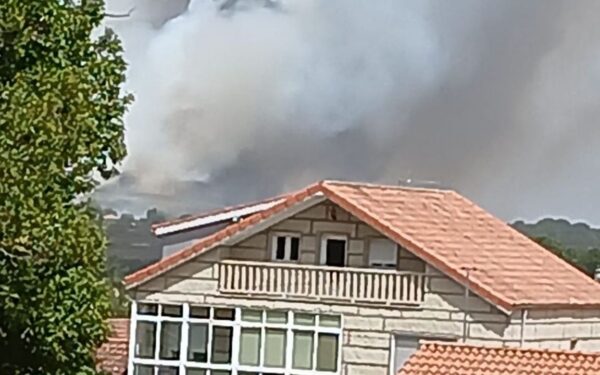 Un incendio forestal en Baltar queima xa máis de 20 hectáreas