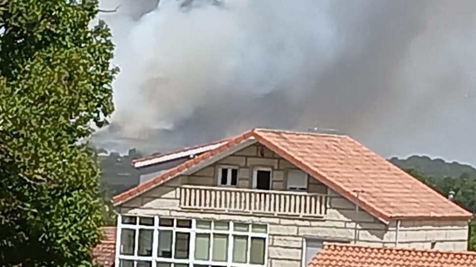 Un incendio forestal en Baltar queima xa máis de 20 hectáreas