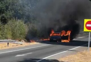 Un coche arde mentres circulaba pola autovía A-52 ao seu paso por Trasmiras