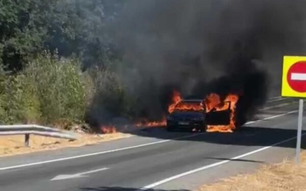 Un coche arde mentres circulaba pola autovía A-52 ao seu paso por Trasmiras