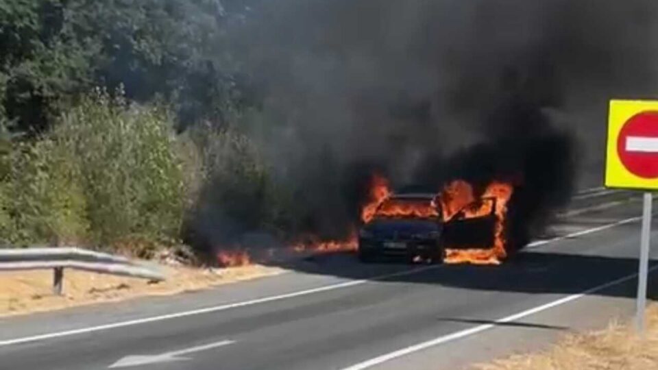 Un coche arde mentres circulaba pola autovía A-52 ao seu paso por Trasmiras