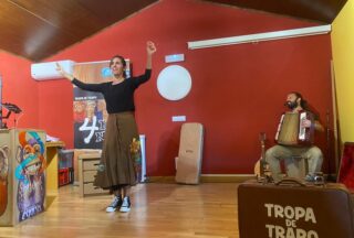 “Catro monos” enche de humor, música e valores a Casa da Cultura de Sandiás: cambiar o mundo comeza por abrir ben os ollos, escoitar, falar… e actuar