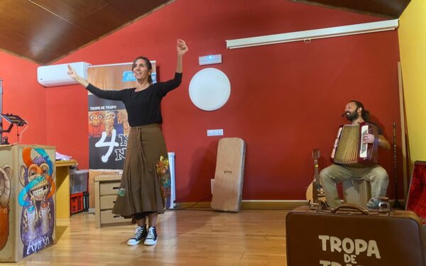“Catro monos” enche de humor, música e valores a Casa da Cultura de Sandiás: cambiar o mundo comeza por abrir ben os ollos, escoitar, falar… e actuar