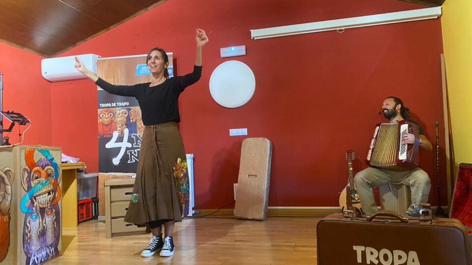 “Catro monos” enche de humor, música e valores a Casa da Cultura de Sandiás: cambiar o mundo comeza por abrir ben os ollos, escoitar, falar… e actuar