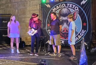 DE ROCK “N” MAGIC A GALEROCK AND MAGIC EN SANDIÁS: UN ESPECTÁCULO DO MAGO TETO ONDE A MAXIA CONVIVIU CO ROCK DO XABARIN CLUB ATA O ROCK GALEGO MÁIS ACTUAL