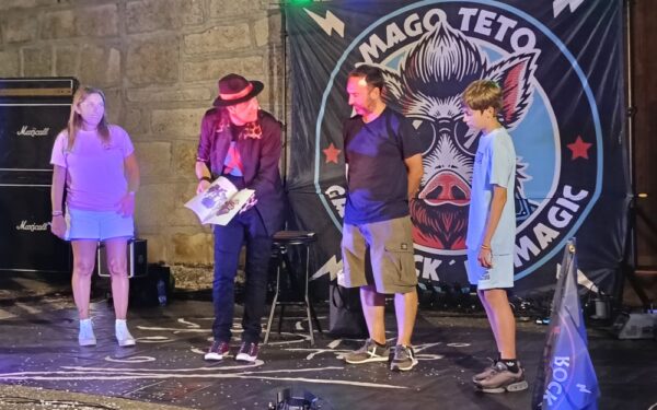 DE ROCK “N” MAGIC A GALEROCK AND MAGIC EN SANDIÁS: UN ESPECTÁCULO DO MAGO TETO ONDE A MAXIA CONVIVIU CO ROCK DO XABARIN CLUB ATA O ROCK GALEGO MÁIS ACTUAL