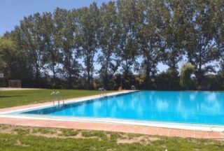 Pechan a piscina de Trasmiras tras un acto vandálico relacionado co "reto marrón"