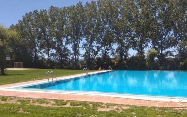 Pechan a piscina de Trasmiras tras un acto vandálico relacionado co "reto marrón"