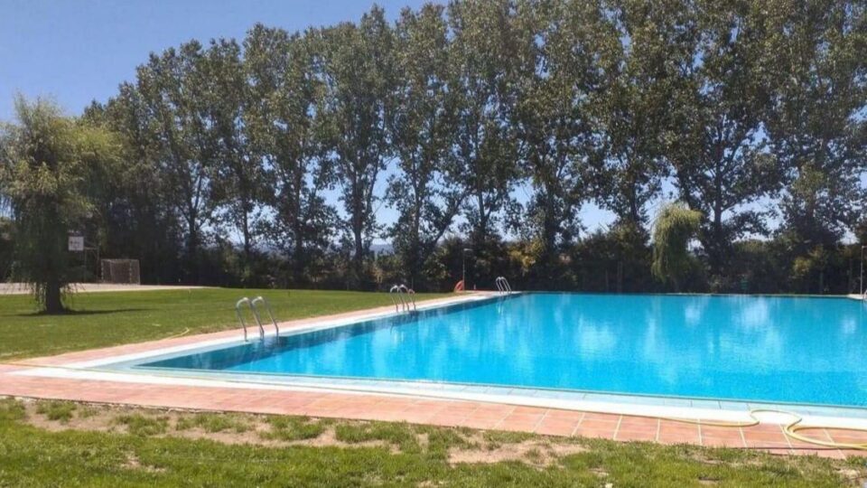 Pechan a piscina de Trasmiras tras un acto vandálico relacionado co "reto marrón"