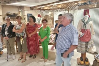 Sandiás inaugura unha exposición con case 50 pezas de costura e artesanía