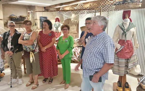 Sandiás inaugura unha exposición con case 50 pezas de costura e artesanía