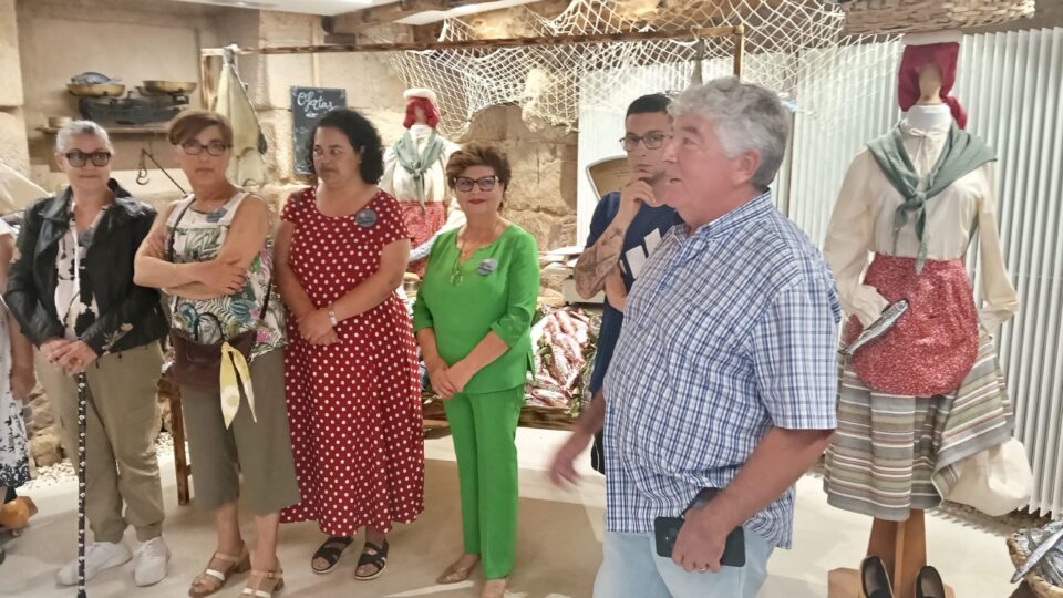 Sandiás inaugura unha exposición con case 50 pezas de costura e artesanía