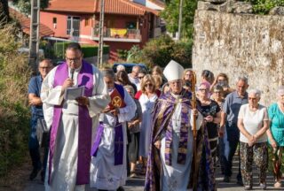 A igrexa de Parada de Ribeira, en Xinzo, retoma o culto tras ser bendicida polo roubo de pezas relixiosas