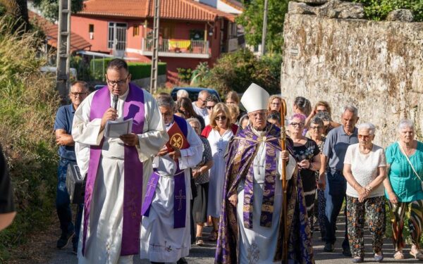 A igrexa de Parada de Ribeira, en Xinzo, retoma o culto tras ser bendicida polo roubo de pezas relixiosas