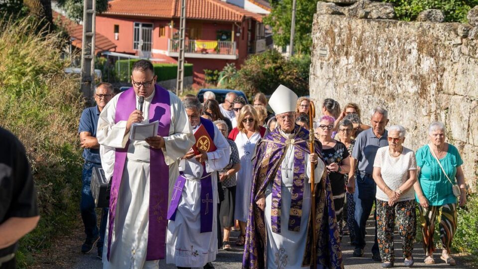 A igrexa de Parada de Ribeira, en Xinzo, retoma o culto tras ser bendicida polo roubo de pezas relixiosas
